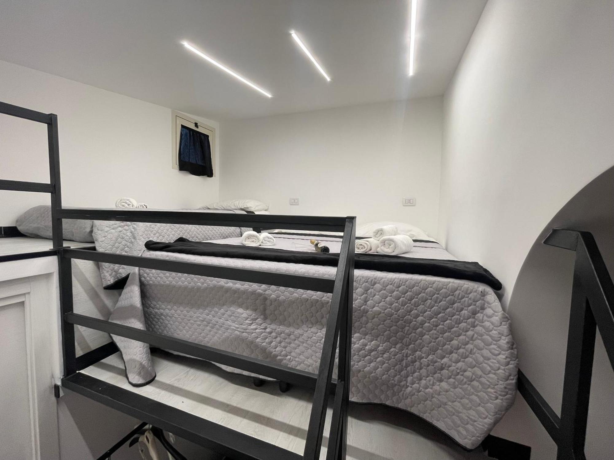 Lux House Naples Airport Hotel Екстериор снимка
