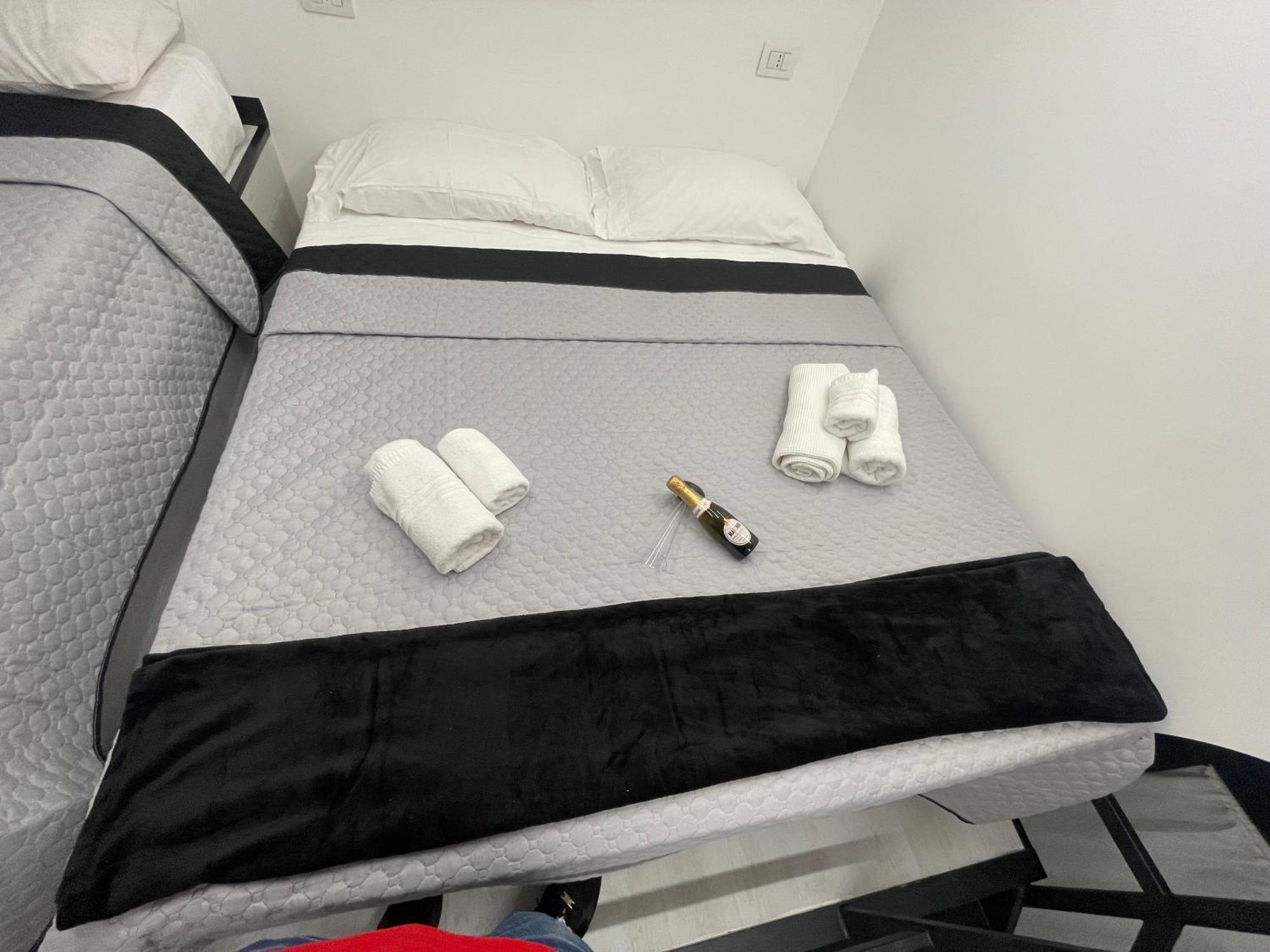 Lux House Naples Airport Hotel Екстериор снимка