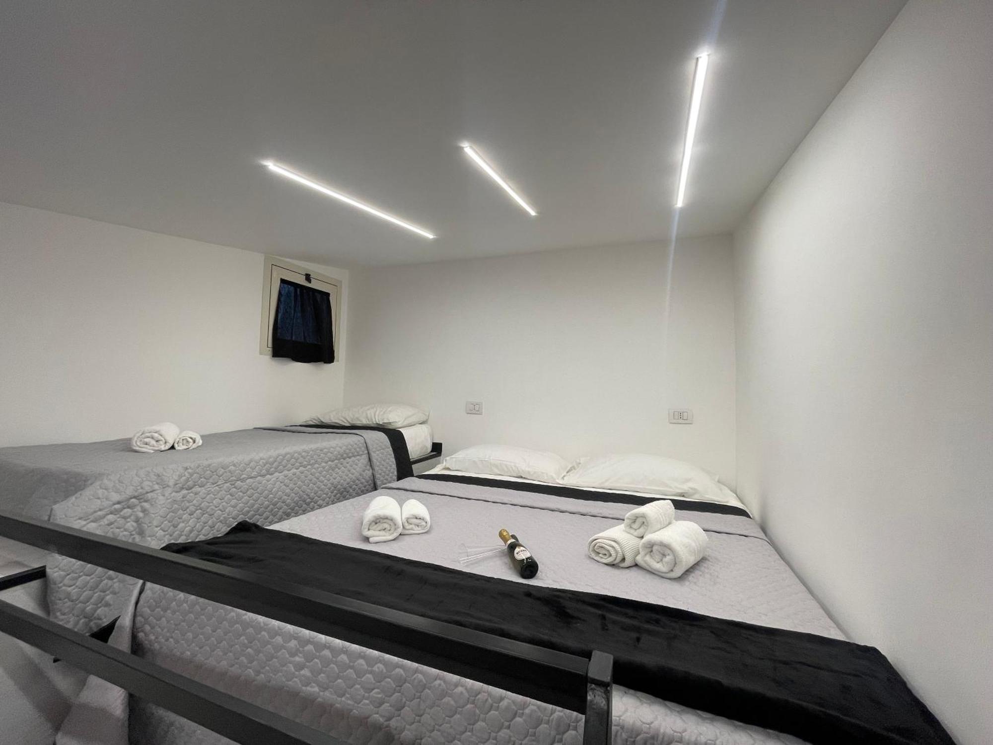 Lux House Naples Airport Hotel Екстериор снимка