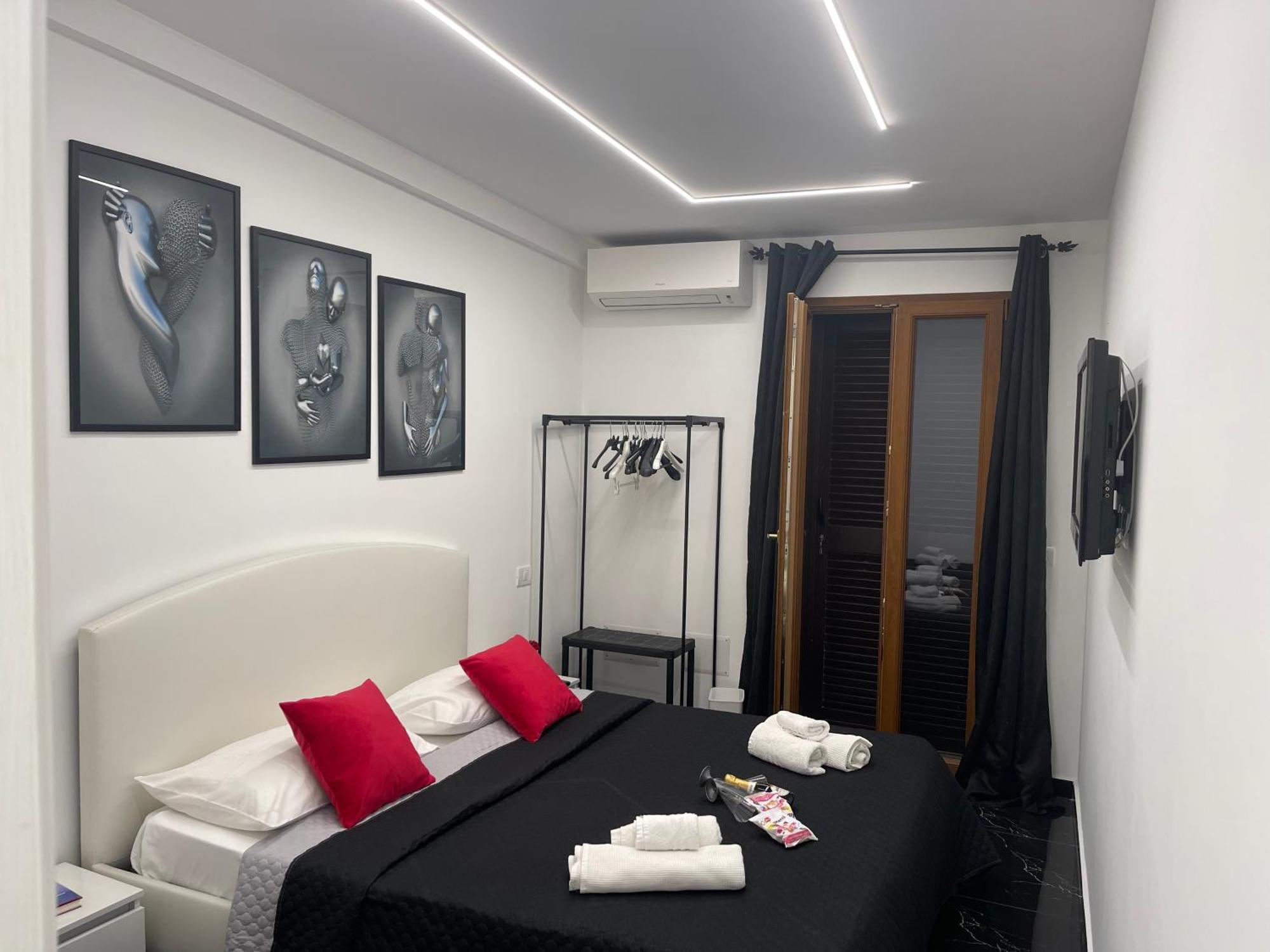 Lux House Naples Airport Hotel Екстериор снимка